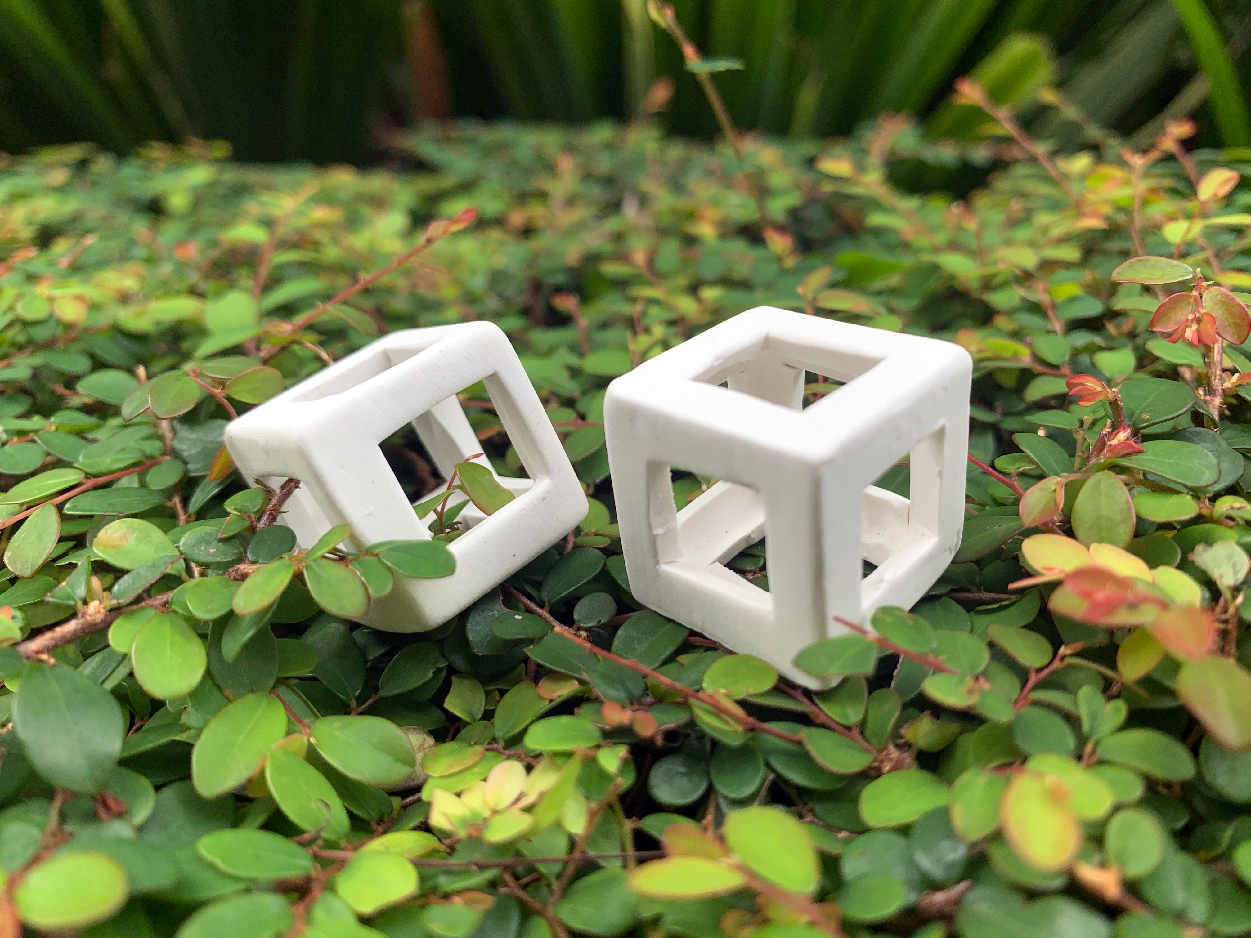 Ceramic cube shrimp hides – White